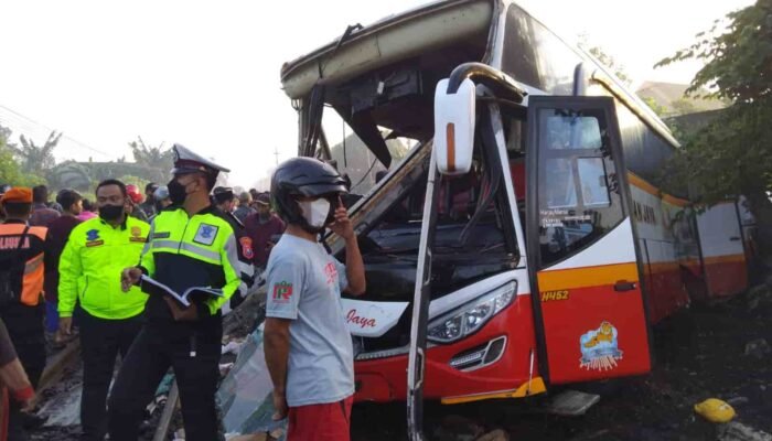 Bus Harapan Jaya Tersambar Kereta Api Dhoho di Perlintasan KA Desa Ketanon, 4 Orang Meninggal