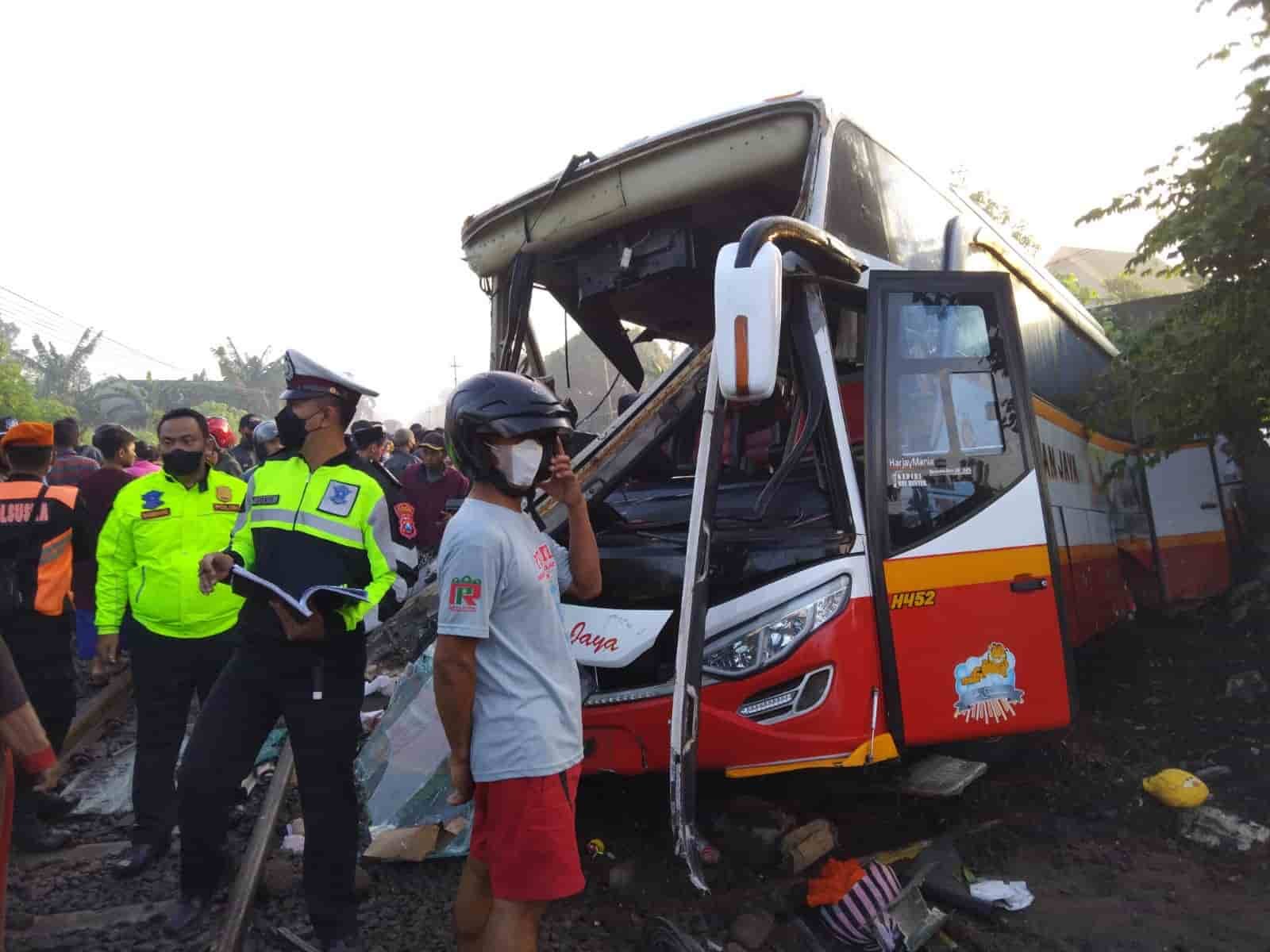 Bus kondisi ringsek berat. Minggu (27/02/2022). (Foto/Humas).