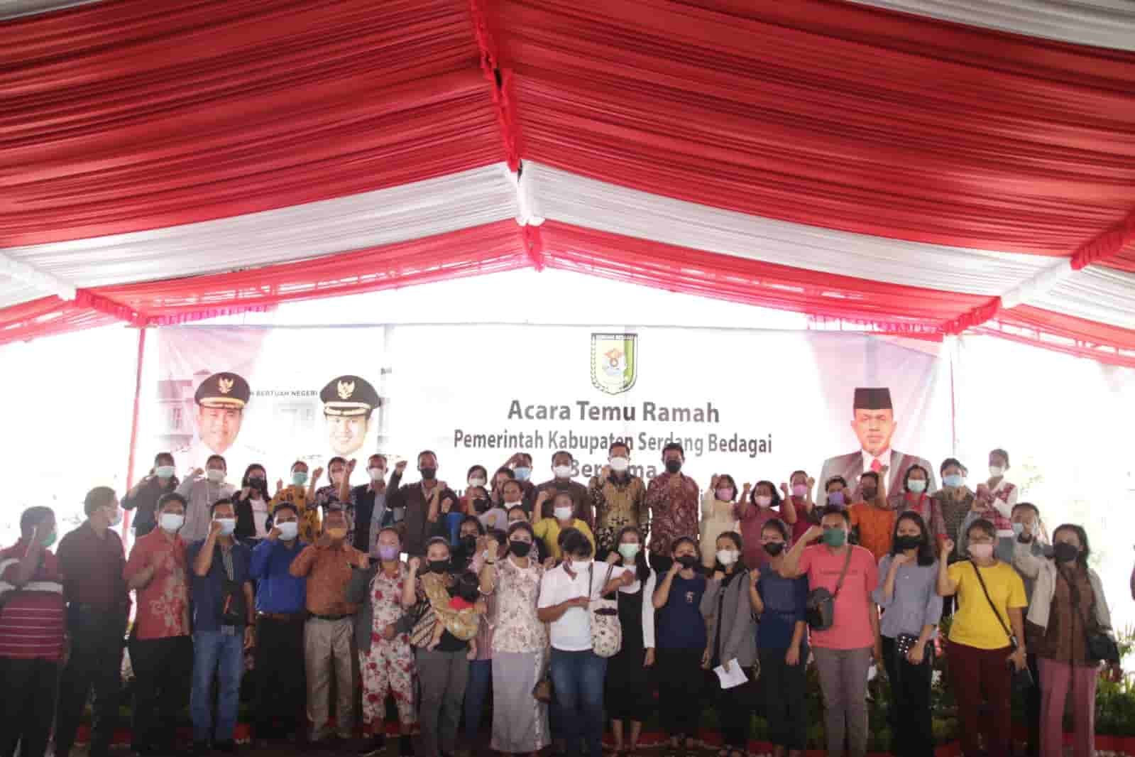Bupati dan Wabup Sergai foto bersama dengan jamaah. Kamis (24/2/2022). (Foto/Humas).