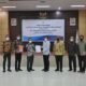 Wabup Sergai saat serahkan LKPD. Jumat (25/2/2022). (Foto/Humas).