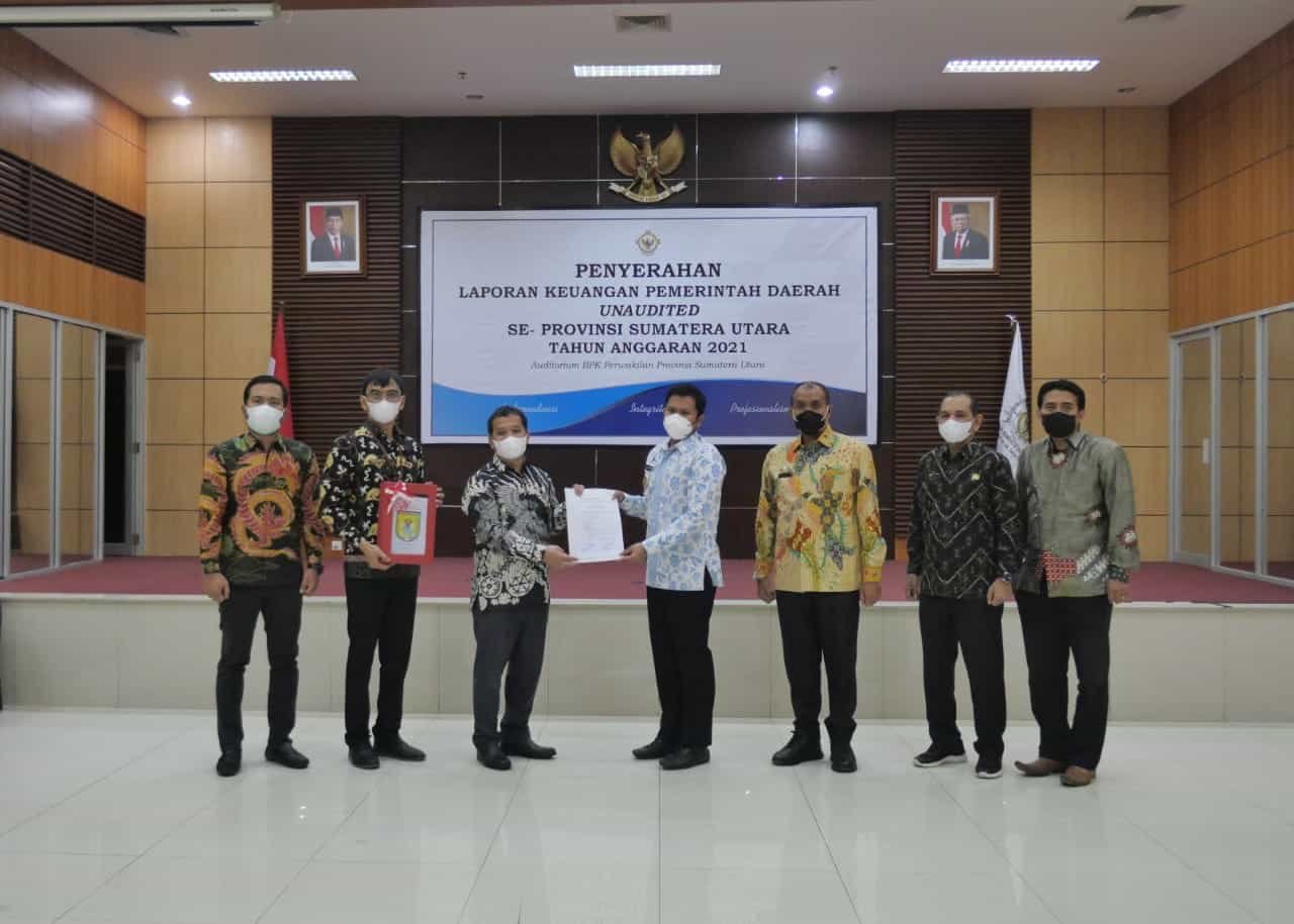 Wabup Sergai saat serahkan LKPD. Jumat (25/2/2022). (Foto/Humas).
