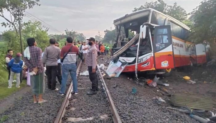 Korban Laka Lantas KA Dhoho Dengan Bus Harapan Jaya Di Tulungagung Bertambah, Ini Daftar Namanya