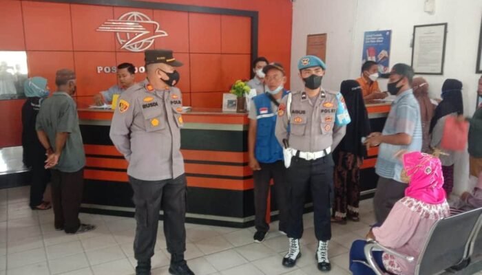 AKP Rusdi Pantau Penyaluran BPNT Hari ke 5 di Kantor Pos Lima Puluh