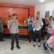 Kapolsek Lima Puluh Polres Batu Bara AKP Rusdi bersama personil melakukan monitoring penyaluran BPNT di Kantor Pos Lima Puluh, Senin (28/2/2022). (Foto/Humas).
