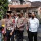 Kapokrestabes Medan saat tinjau vaksinasi di Komplek Tasbih. Senin (28/2/2022). (Foto/Humas).