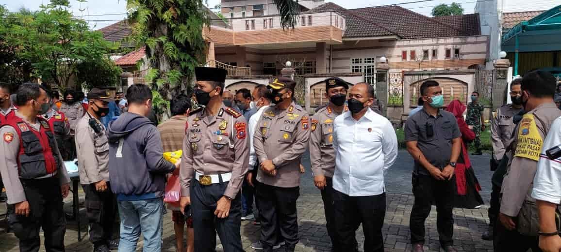 Kapokrestabes Medan saat tinjau vaksinasi di Komplek Tasbih. Senin (28/2/2022). (Foto/Humas).