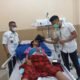 Kades Sumber Melati Diski saat jenguk warga yang sedang sakit. Senin (28/2/2022). (Foto/Humas).