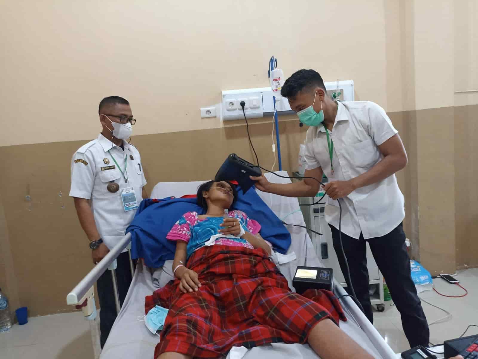 Kades Sumber Melati Diski saat jenguk warga yang sedang sakit. Senin (28/2/2022). (Foto/Humas).