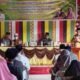 Bupati Aceh Singkil Dulmusrid saat menyampaikan kata sambutan pada pembukaan lomba pidato dua bahasa di Island Hotel, Selasa (15/3). (Foto: Humas).