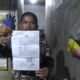 Jesue Tarigan menunjukan Surat dari Polres Deli Serdang. (Foto: Yeni Sitorus).