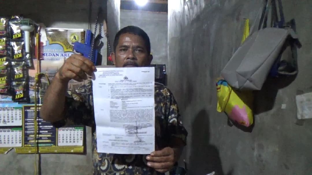Jesue Tarigan menunjukan Surat dari Polres Deli Serdang. (Foto: Yeni Sitorus).