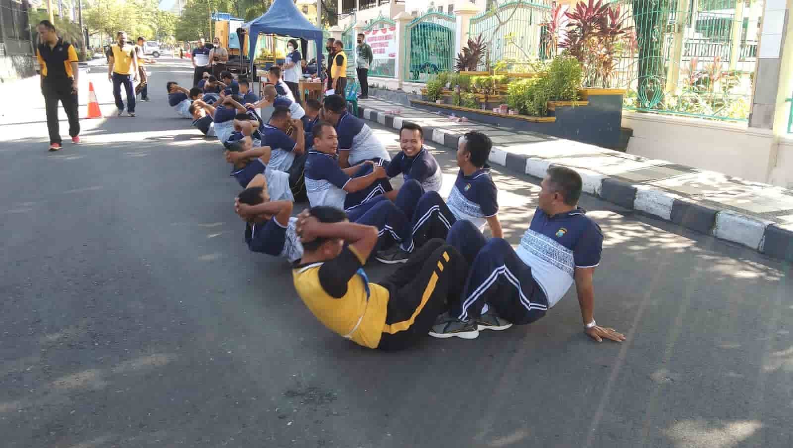 Beberapa Personel Polres Sibolga laksanakan tes Kesamaptaan Jasmani (Foto: Humas).