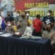 Pihak Polres Sibolga aaat menunjukan barang bukti di konferensi pers. (Foto: Humas).
