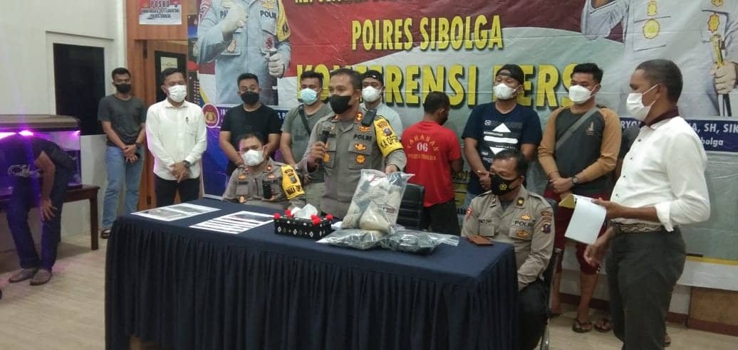 Pihak Polres Sibolga aaat menunjukan barang bukti di konferensi pers. (Foto: Humas).