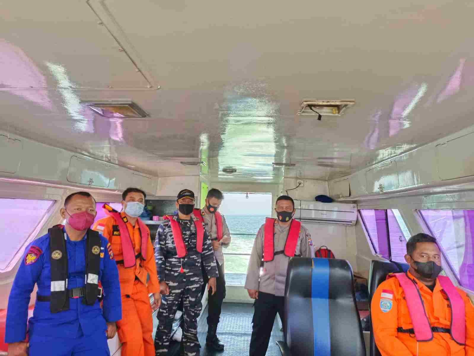 Tim Basarnas Tanjungbalai - Asahan saat melakukan pencarian PMI ilegal, korban kapal tenggelam di perairan Tanjung Api, Asahan. (Foto: Humas).