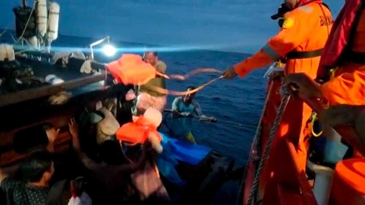Tim Basarnas saat mengevakuasi 21 PMI ilegal dan satu tekong dari kapal nelayan. (Foto: Humas).