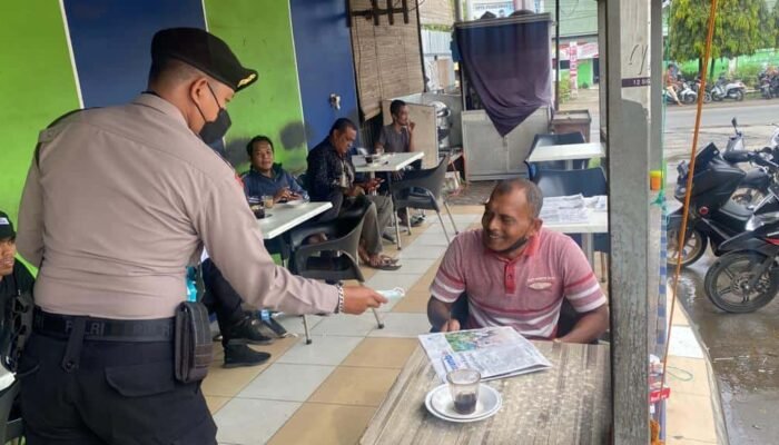 Tim URC Siagam Polres Lhokseumawe Bagikan Masker
