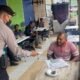Tim URC Siagam Polres Lhokseumawe saat Bagikan Masker. (Foto: Humas).