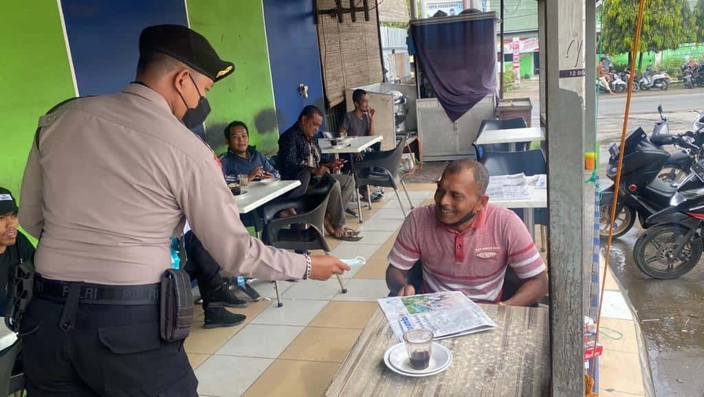 Tim URC Siagam Polres Lhokseumawe saat Bagikan Masker. (Foto: Humas).