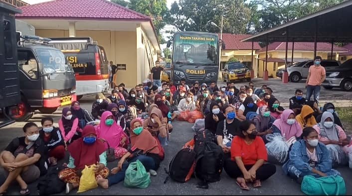 Ket poto, 75 PMI Ilegal saat diamankan di Mapolres Tanjungbalai. Senin (28/2/2022). (Foto/Humas).