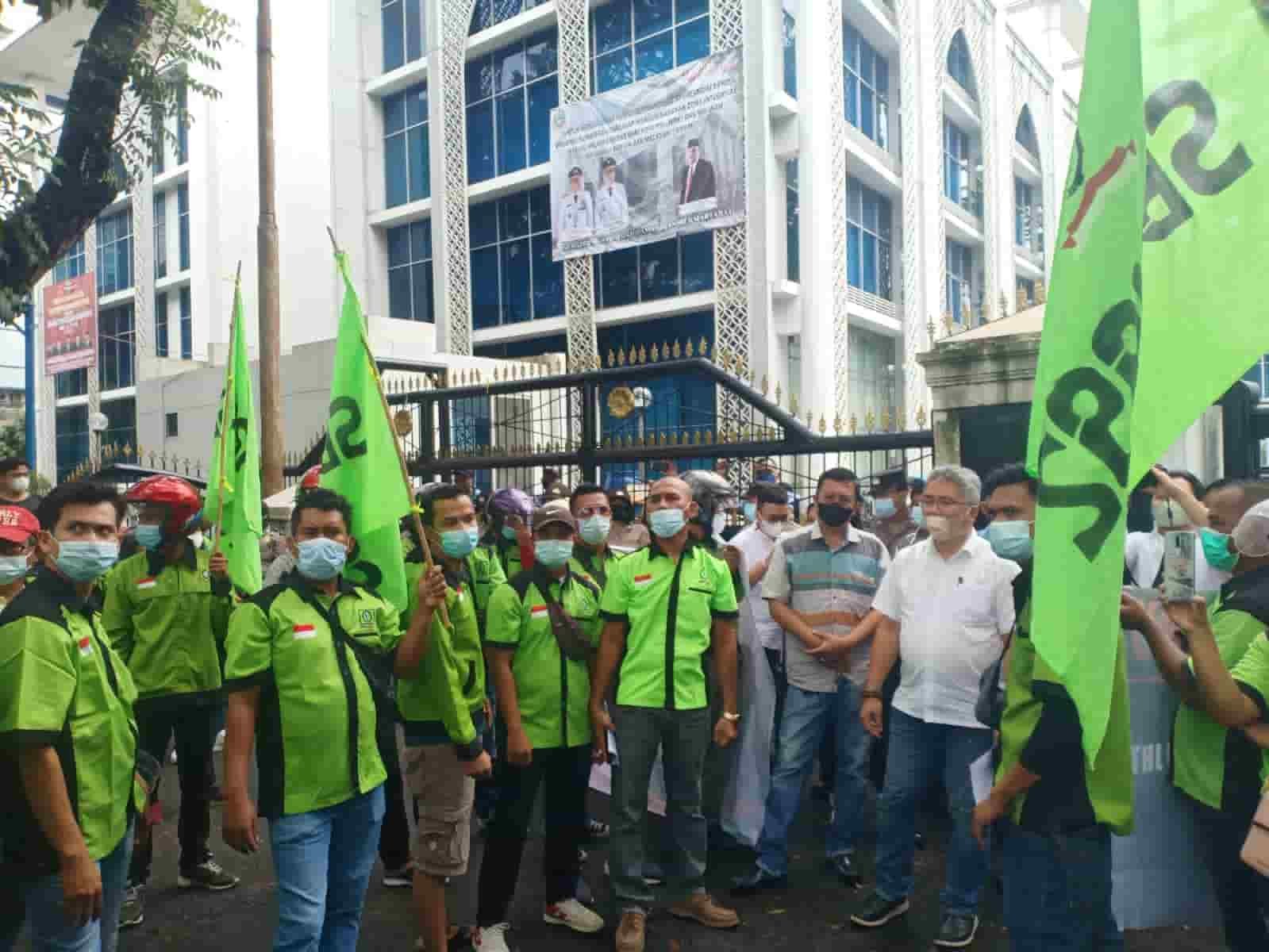 Buruh gelar aksi demo di Depan Gerbang Gedung DPRD Sumut diterima anggota dewan dari FPDI Perjuangan Sugianto Makmur. Selasa (1/3/2022). (Foto/Humas).