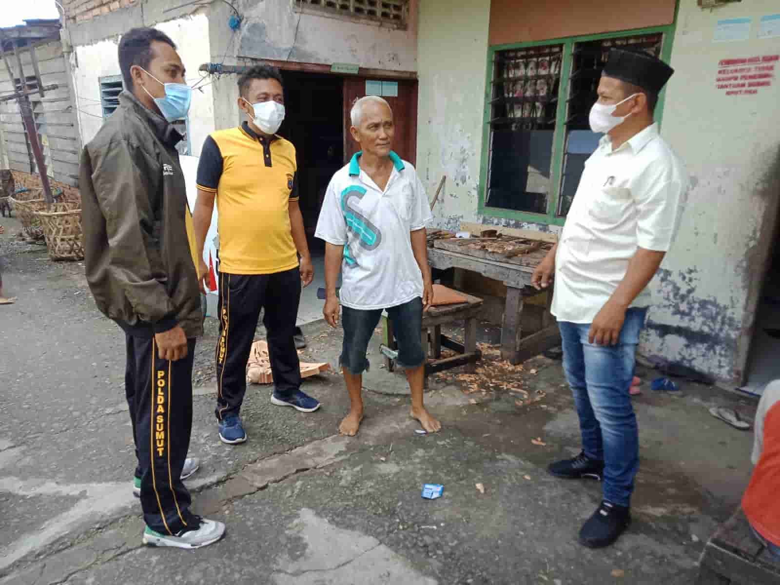 Personel Polsek saat pendataan. Rabu (2/3/2022). (Foto/Humas).