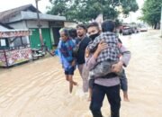 Personel Ditpamobvit Polda Banten Turun ke Lokasi Banjir Sigap Bantu Evakuasi Warga Kota Serang