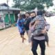 Personel Ditpamobvit Polda Banten bantu evakuasi warga. Rabu (02/03/2022). (Foto/Humas).