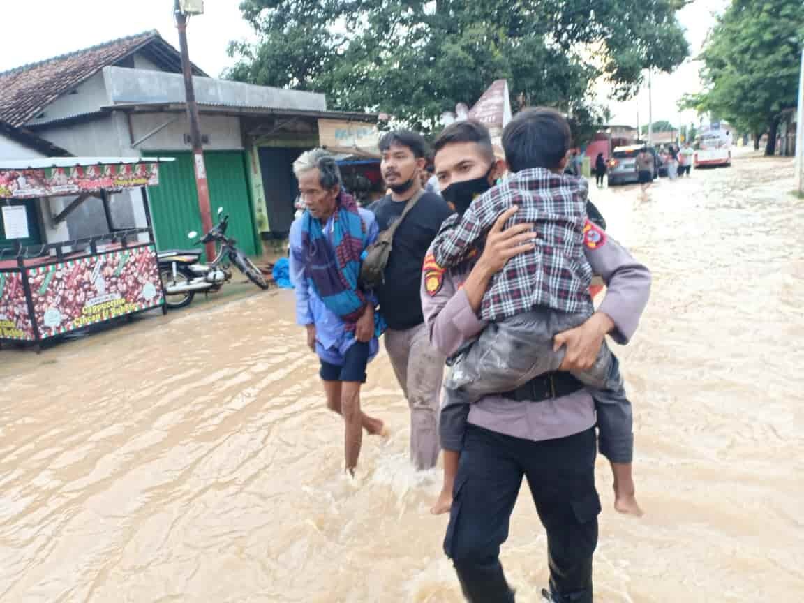 Personel Ditpamobvit Polda Banten bantu evakuasi warga. Rabu (02/03/2022). (Foto/Humas).