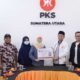 Alween Ong menerima kartu anggota sebagai anggota PKS sejak menyatakan bergabung ke partai tersebut di kantor DPW PKS Sumut. Kamis (3/3/2022). (Foto/Humas).