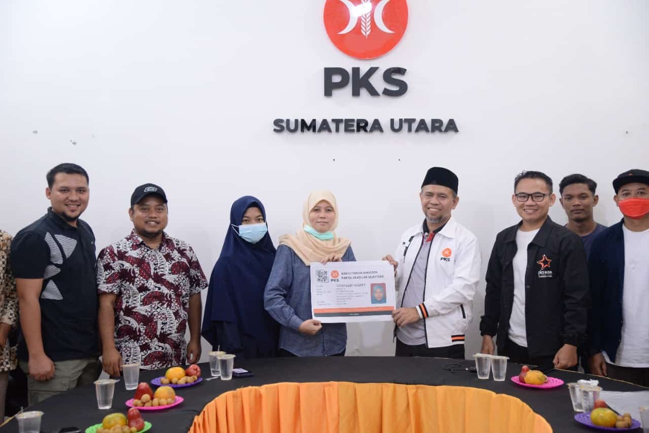 Alween Ong menerima kartu anggota sebagai anggota PKS sejak menyatakan bergabung ke partai tersebut di kantor DPW PKS Sumut. Kamis (3/3/2022). (Foto/Humas).