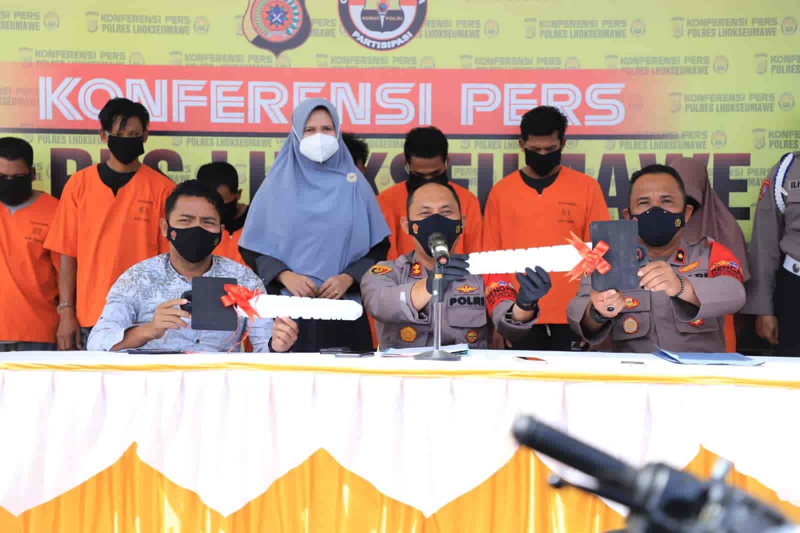 Kapolres Lhokseumawe beserta jajaran saat konferensi pers. Jumat (4/3/2022). (Foto/Humas).