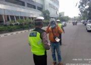 Ops Keselamatan Toba 2022 Lantas Polsek Medan Baru Bagikan Masker ke Pengguna Jalan