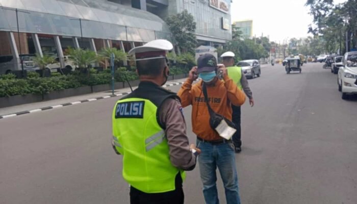 Ops Keselamatan Toba 2022 Lantas Polsek Medan Baru Bagikan Masker ke Pengguna Jalan