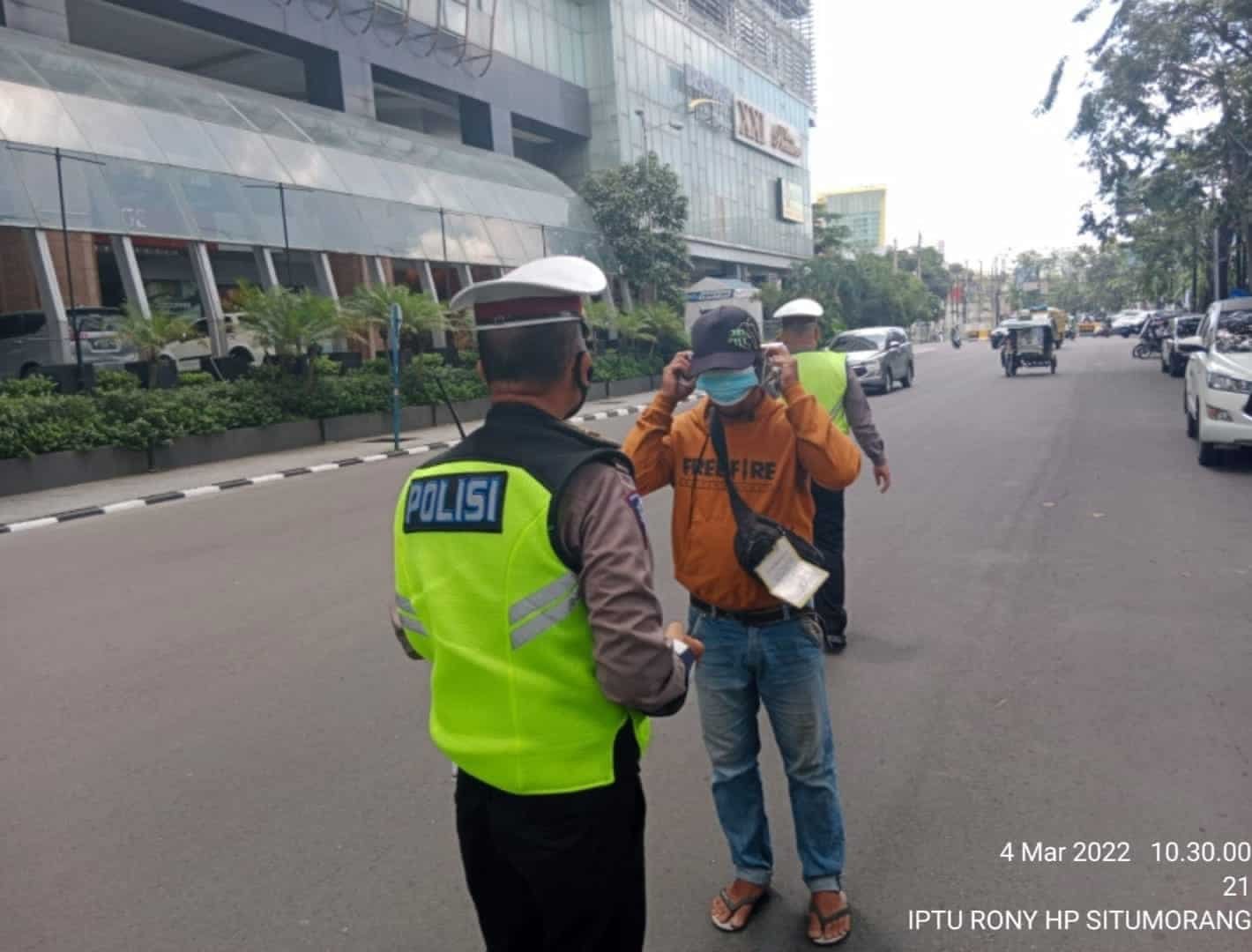 Personel Polsek Medan Baru saat melaksanakan operasi keselamatan toba 2022. Jumat (04/3/2022). (Foto/Humas).