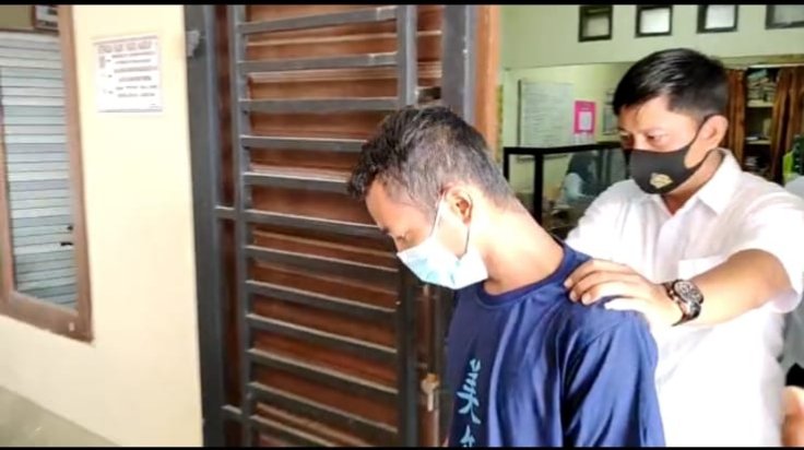 Pelaku, Geofaldo Sinaga saat digiring ke sel tahanan Polsek Kisaran Kota, Polres Asahan. Senin (07/03/2022). (Foto/Humas).