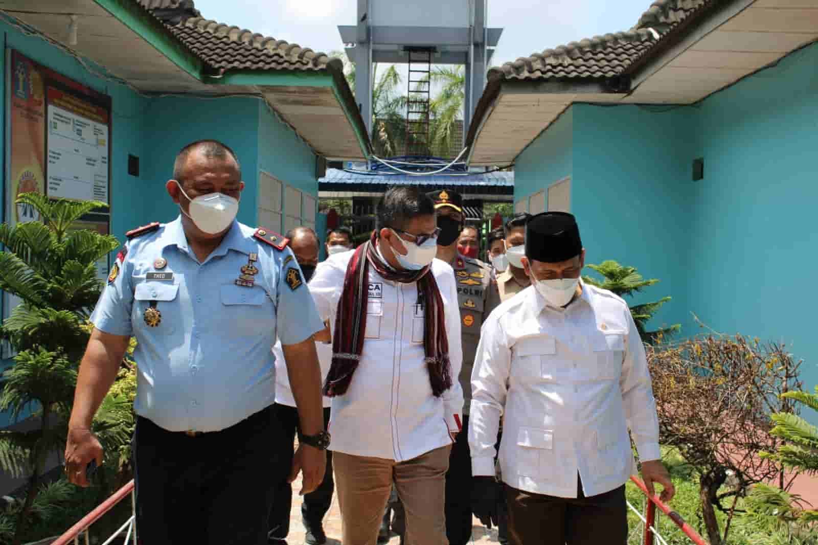 Anggota DPR RI Komisi 3 Hinca Panjaitan bersama jajaran dan Ka Rutan 1 Medan. Senin (07/03/2022). (Foto/Humas).