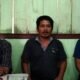 Jesue Tarigan tengah bersama para saksi surat ijin palsu yang dikeluarkan Kades Ujung Serdang. Jahtra Tarigan dan Bambang Tarigan. Kamis (3/2/2022). (Foto/Yeni Sitorus).