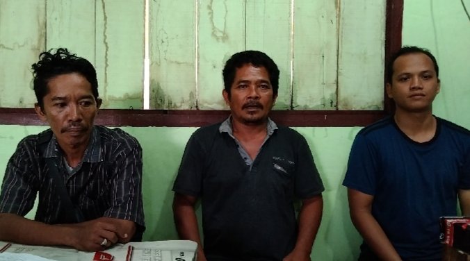 Jesue Tarigan tengah bersama para saksi surat ijin palsu yang dikeluarkan Kades Ujung Serdang. Jahtra Tarigan dan Bambang Tarigan. Kamis (3/2/2022). (Foto/Yeni Sitorus).