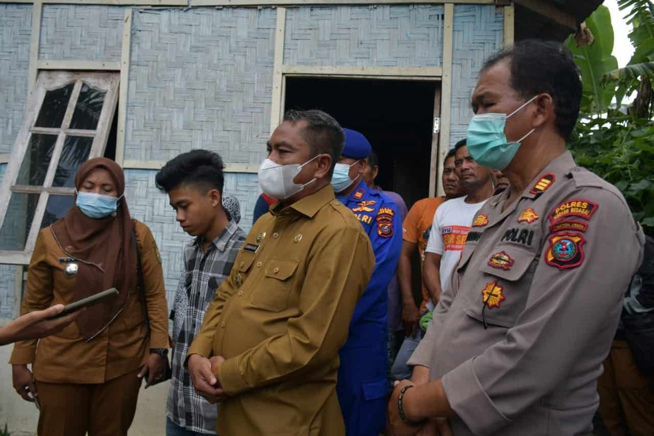 Bupati Sergai saat mengunjungi keluarga korban tenggelam. Selasa (8/3/2022). (Foto/Humas).