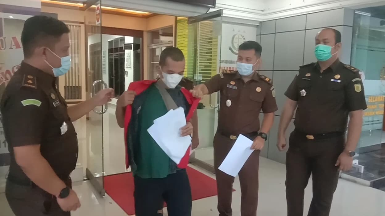 Kejari saat melaksanakan Pelepasan. (Foto/Humas).