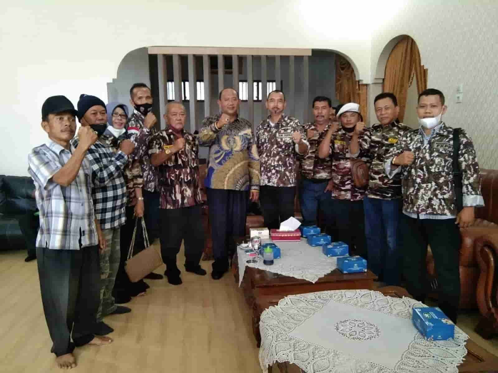 Ketua PD II GM FKPPI bersama struktur dengan plt Bupati Langkat. (Foto/Humas).