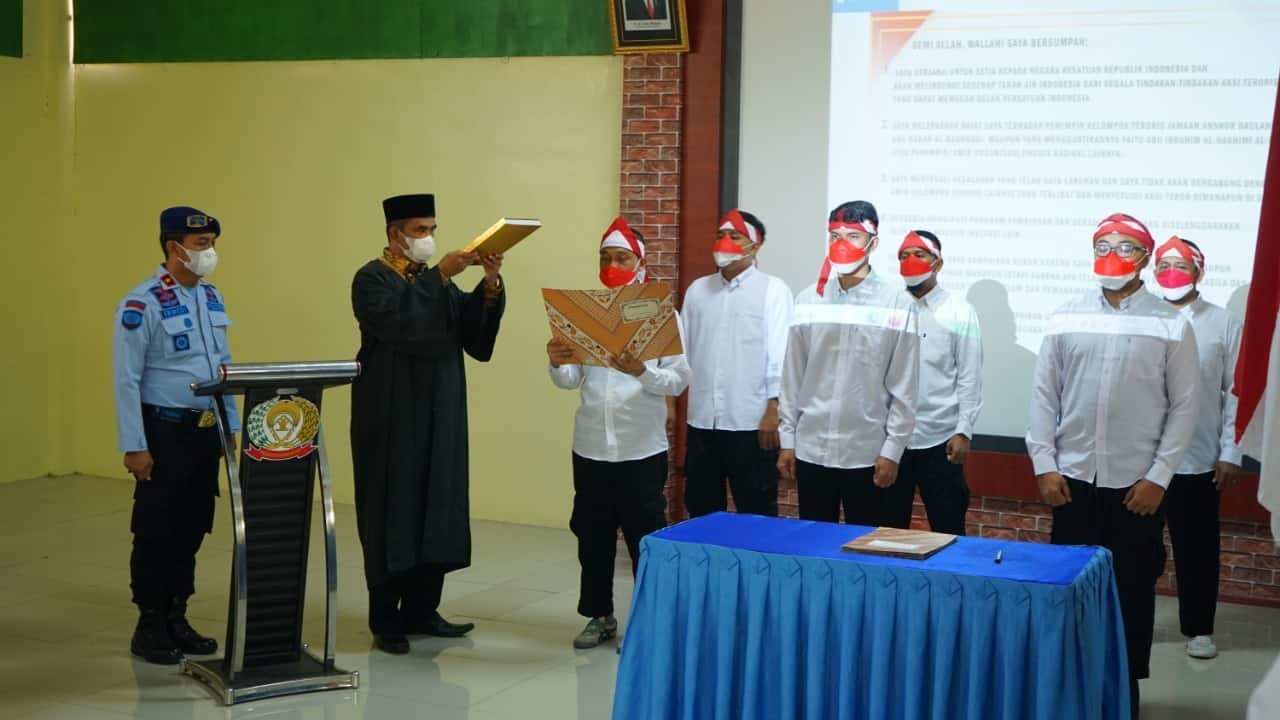 Napi Terorisme Lapas Kelas I Medan saat disumpah. Rabu (09/03/2022). (Foto/Humas).