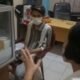 Pelaku Miduk Fransisco saat menjalani pemeriksaan di Unit PPA Satreskrim Polres Kota Tanjungbalai, Polda Sumut. Kamis (10/03/2022). (Foto/Humas).