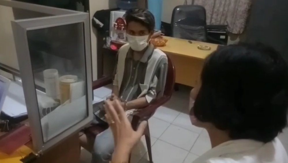 Pelaku Miduk Fransisco saat menjalani pemeriksaan di Unit PPA Satreskrim Polres Kota Tanjungbalai, Polda Sumut. Kamis (10/03/2022). (Foto/Humas).