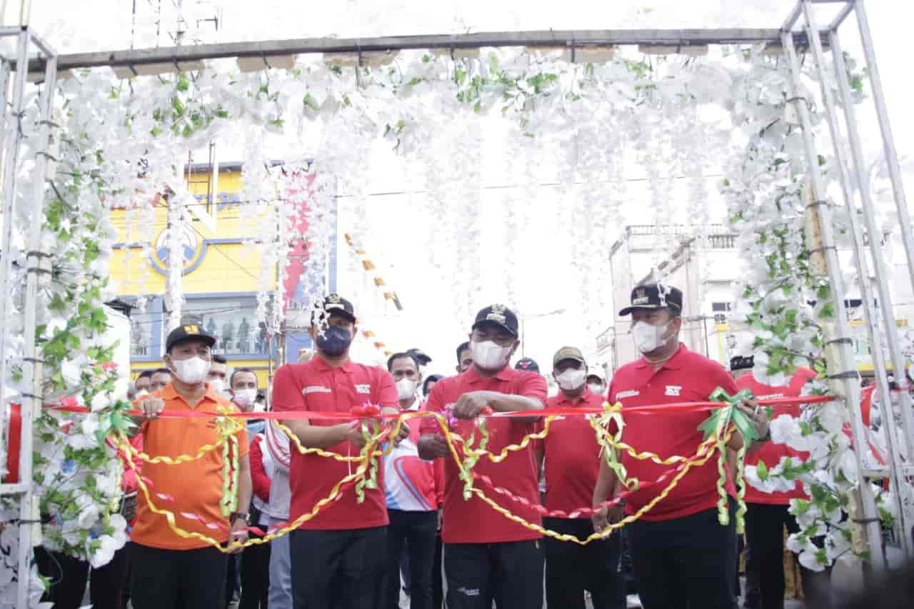 Bupati Sergai saat memotong pita peresmian. Jumat (11/3/2022). (Foto/Humas).