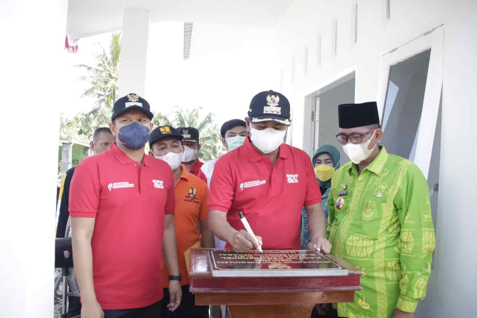 Bupati Sergai tandatangani prasasti peresmian. Jumat (11/3/2022). (Foto/Humas).