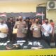 Kapolres Madina saat tunjukan barang bukti. Rabu (16/3/2022). (Foto/Humas).