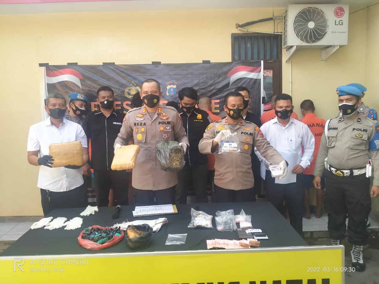 Kapolres Madina saat tunjukan barang bukti. Rabu (16/3/2022). (Foto/Humas).
