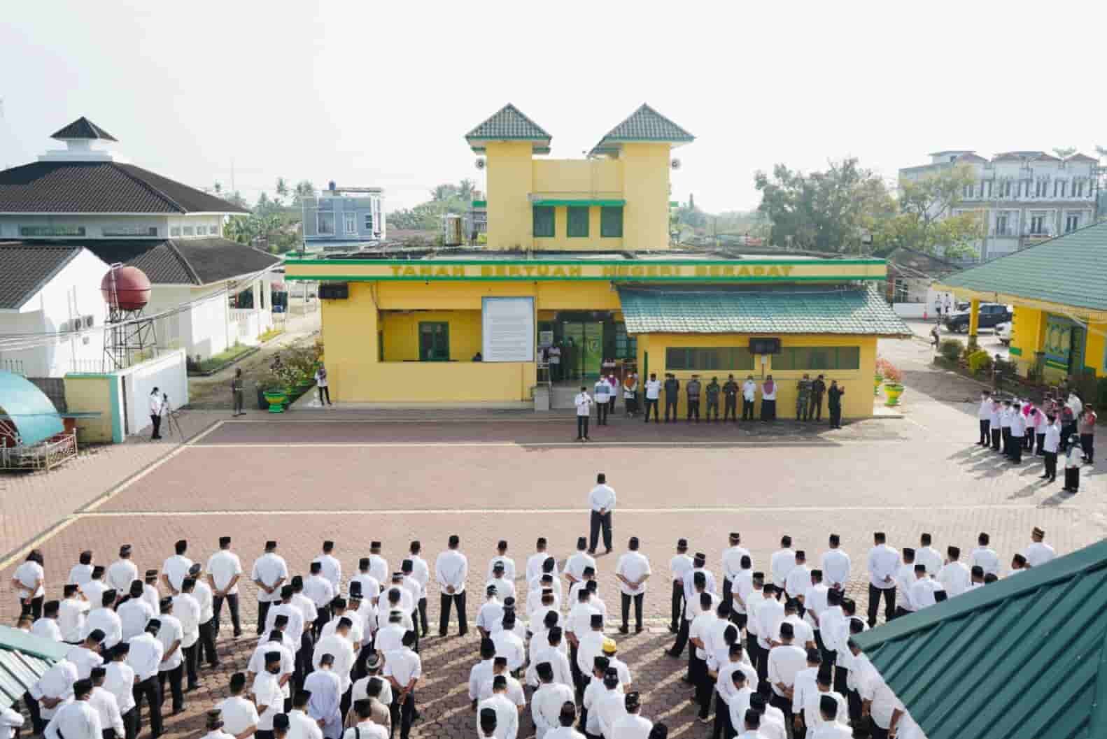 Bupati Sergai saat jadi inspektur upacara. Rabu (16/3/2022). (Foto/Humas).